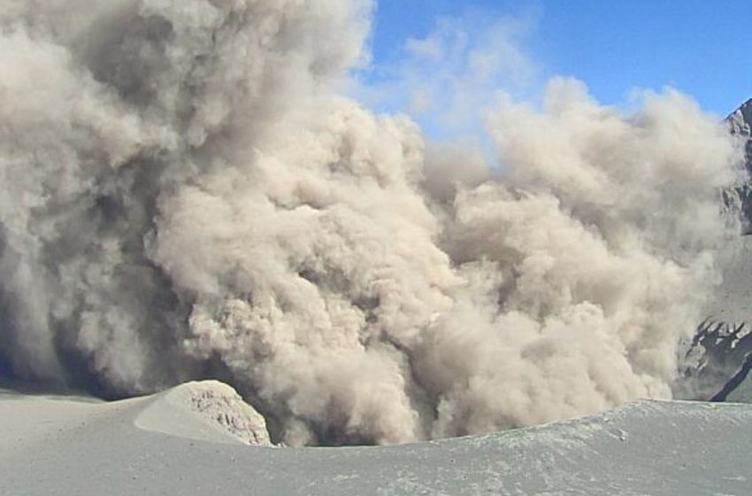 Volcán Ubinas: mire aquí precisos instantes en que ocurren las dos explosiones