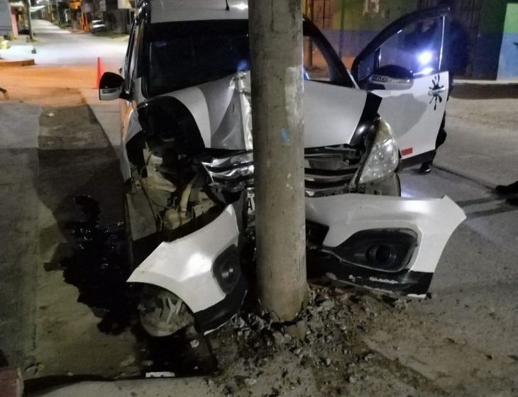 Chofer de camioneta se salva de morir, tras impactar contra un poste de concreto