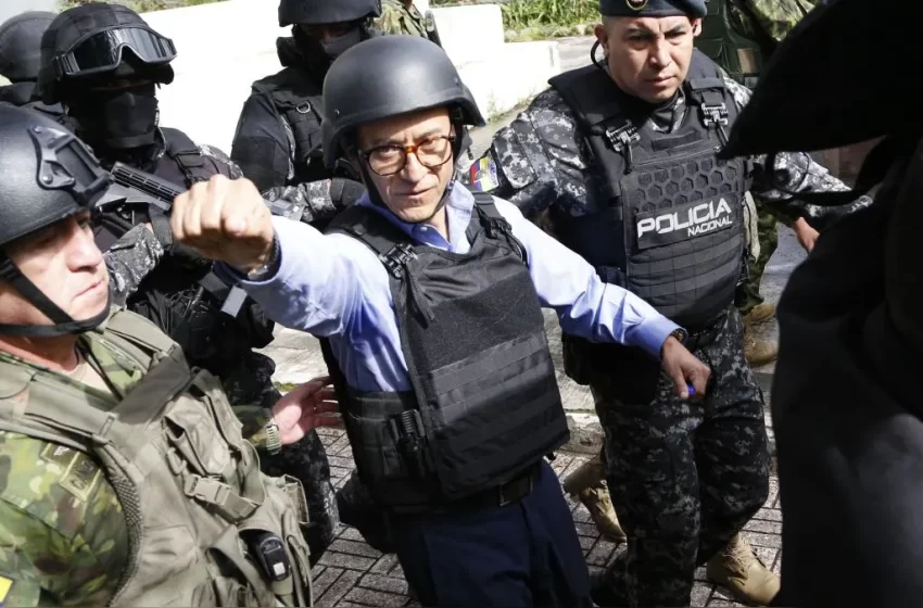  Ecuador: candidato que reemplaza a Fernando Villavicencio votó con casco y chaleco antibalas