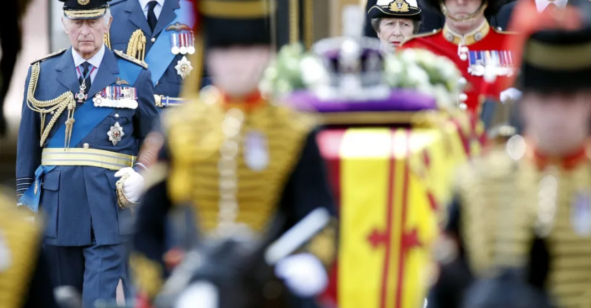  Un año después de la muerte de Isabel II, la monarquía goza de apoyo pero afronta desafíos