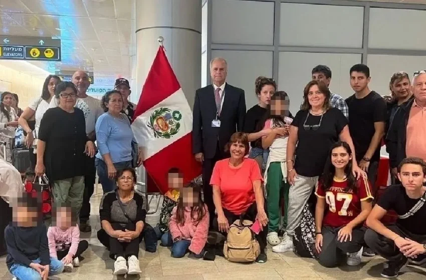  Llegaron a Quito los peruanos que fueron evacuados desde Israel en un vuelo humanitario ecuatoriano