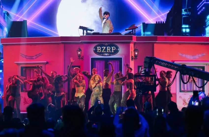  Bizarrap ofrece fascinante popurrí de ‘Music Sessions’ con Shakira y Milo J en los Latin Grammy 2023