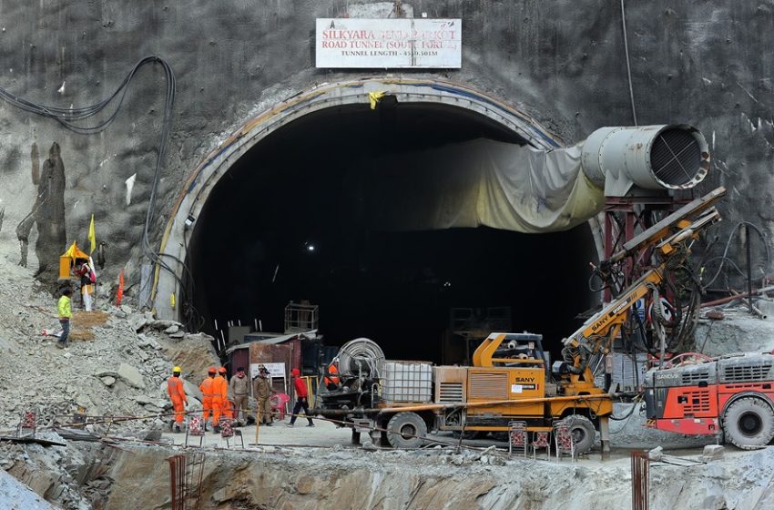  India empleará una controvertida técnica para rescatar a los 41 obreros atrapados en un túnel