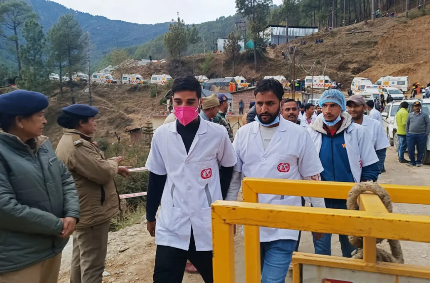  Rescatan con éxito a los 41 trabajadores atrapados por días en un túnel en la India