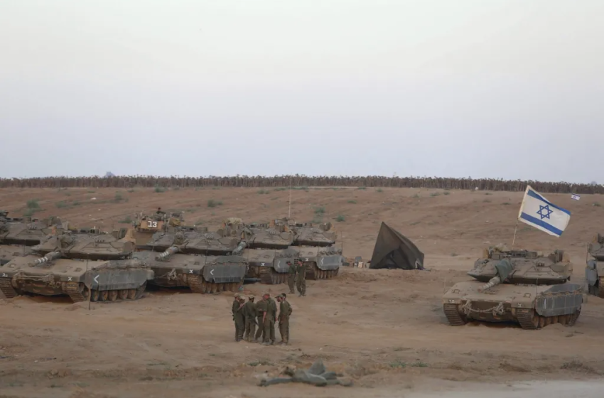  Tanques israelíes esperan a las afueras de Gaza, en una imagen de archivo. EFE/ABIR SULTAN