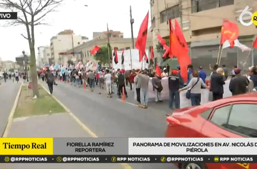  Manifestantes se desplazan por calles del Cercado de Lima en protesta contra el Gobierno y el Congreso