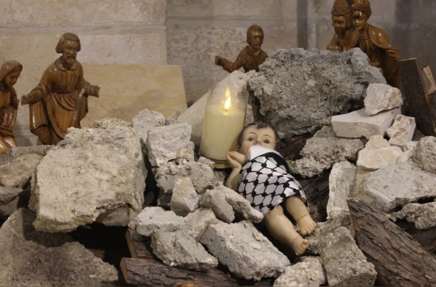  Un Niño Jesús entre ruinas, como las víctimas en Gaza, representa a la Navidad en una iglesia en Belén