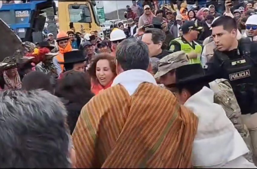  Dina Boluarte fue agredida durante una actividad oficial en Ayacucho [VIDEO]