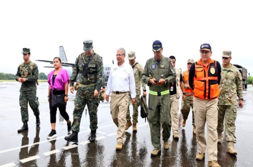  Ucayali: ministro de Defensa y jefe del Indeci llevan ayuda humanitaria a Purús