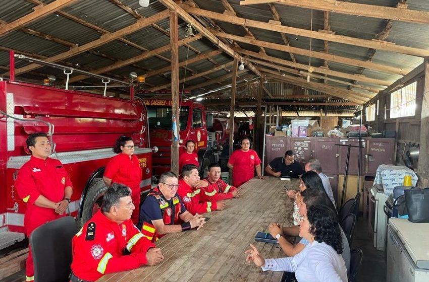  El Alcalde Provincial de Mariscal Cáceres y la Congresista Karol Paredes sostuvieron una reunión en la Compañía de Bomberos N°114 de Juanjuí