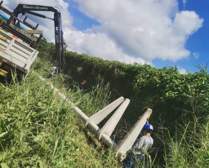  En el Valle del Biavo: Electro Oriente realiza izado de postes