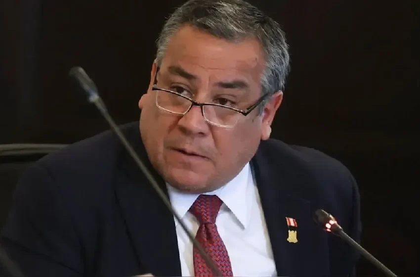  Gustavo Adrianzén dice que sectores de la prensa y la Fiscalía pretenden dar un «golpe blanco»: «Buscan hilar una vacancia»