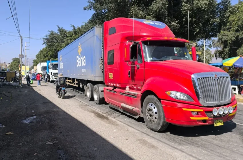  Bloqueo de carreteras continúa en cuatro regiones: Agalep advierte que acopio de leche se suspenderá sino se levanta la medida