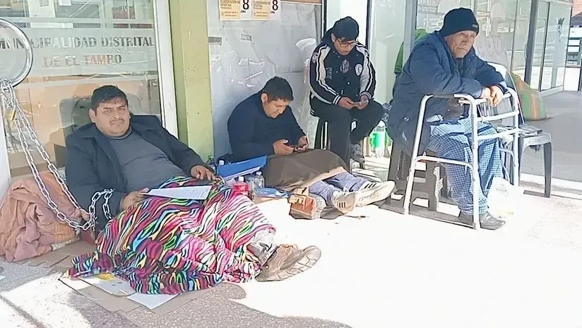  Empresario lleva seis días encadenado en la puerta de municipalidad de El Tambo: ¿qué reclama?