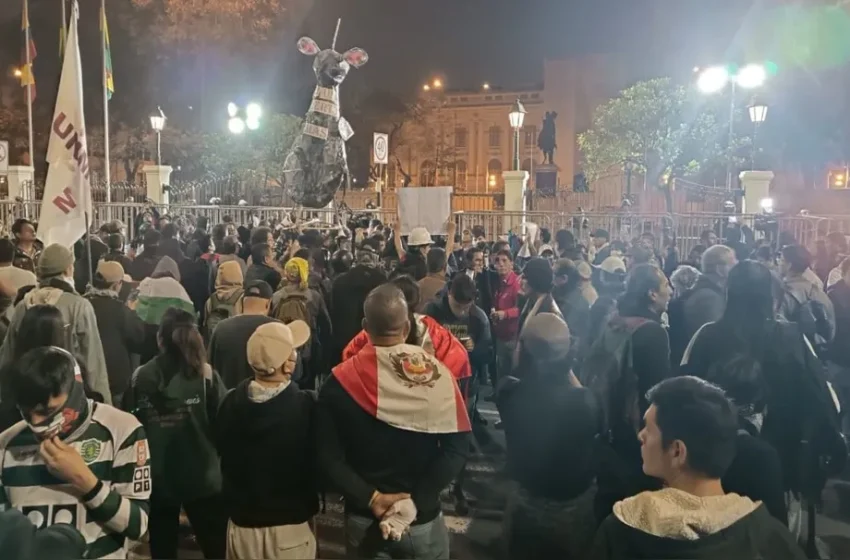  «No sean espectadores; el país necesita un rumbo»: jóvenes y transportistas marchan en el centro de Lima contra la criminalidad en una nueva jornada de protesta