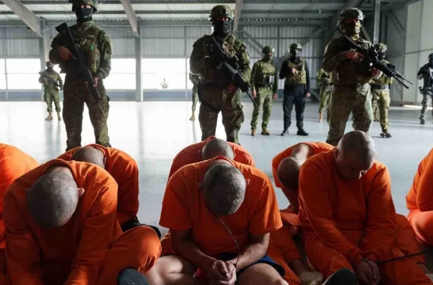  «Se les acabó la fiesta»: Ecuador trasladó a los primeros presos a megacárel tipo El Salvador tras nueva masacre carcelaria