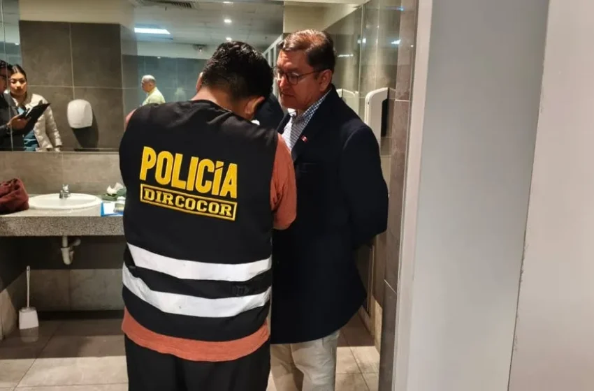  Miraflores: Policía detiene a fiscal acusado por recibir coima de 3 mil dólares en baño de centro comercial