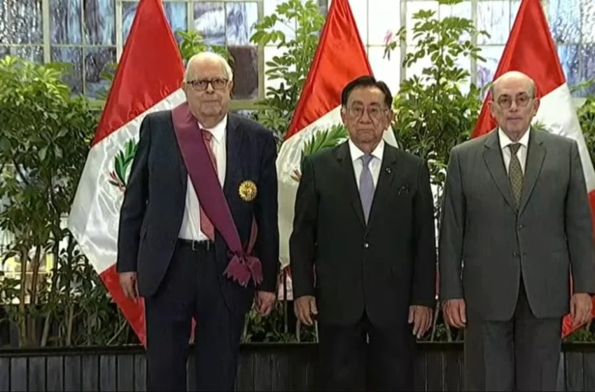  Julio Velarde es condecorado con la «Orden El Sol del Perú» en el grado de «Gran Cruz», la más alta distinción del país