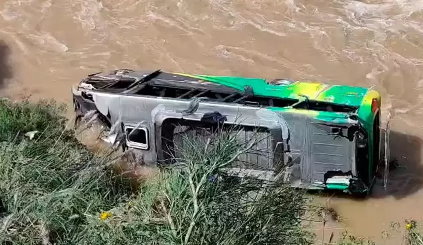  Bus con músicos se despista y cae al río Mantaro: Reportan al menos dos fallecidos y más de 10 heridos