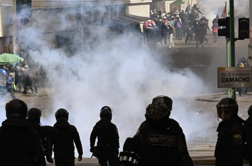  Policías se enfrentan con gases a manifestantes para desbloquear carreteras en Bolivia