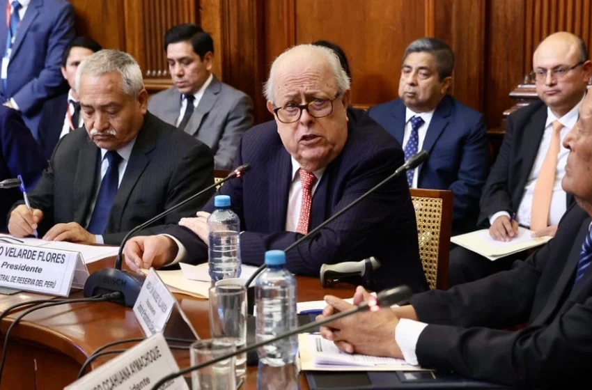  Julio Velarde sobre tener más reservas internacionales en oro: «no es función del BCR comprar minerales»