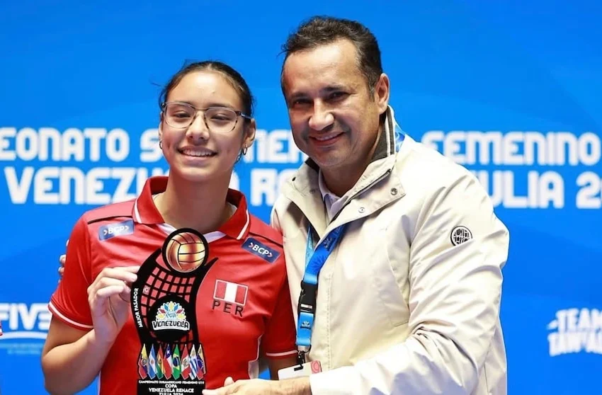  Marcela Manrique, la armadora de tan solo 14 años que ilusiona al vóley peruano tras ser premiada en el Sudamericano Sub 19